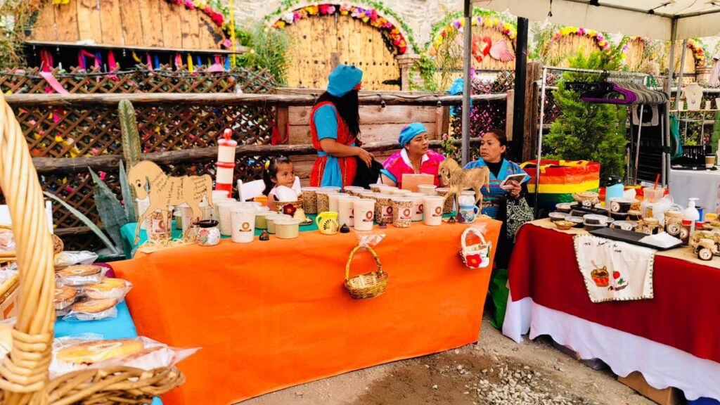 4taEdiciónEmprendimientoCorazón1 - Gringo Gazette North Supporting Indigenous makers never looked this good. ❤️