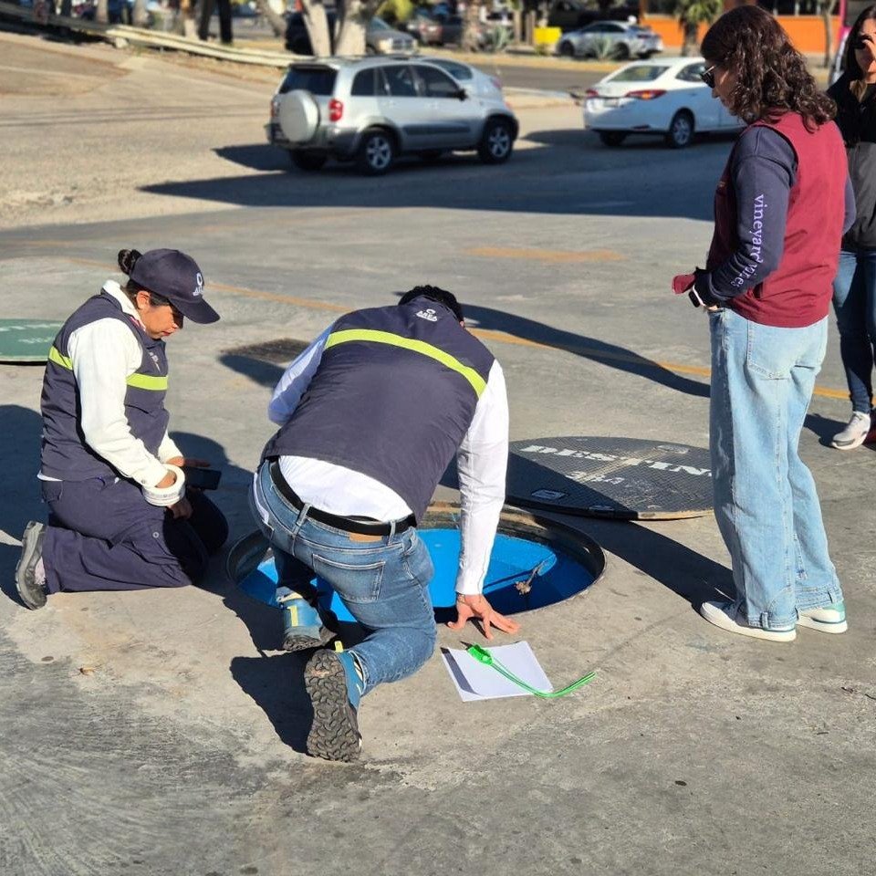 A PROFECO team tests a PEMEX dispenser while customers pretend not to watch. The meter doesn’t lie, but it sure makes people nervous.